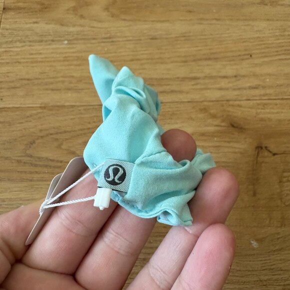 Lululemon Athletic Uplifting Scrunchie Bow Blue Glow NWT Unisex One Size - Picture 4 of 4